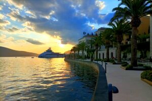 Tivat passeggiata lungo mare fino al porto