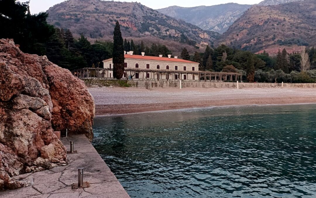 La splendida spiaggia di Milocer in Montenegro