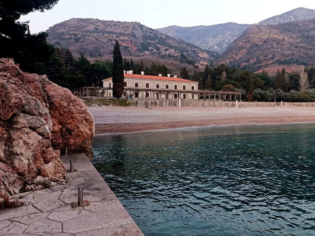 La splendida spiaggia di Milocer in Montenegro