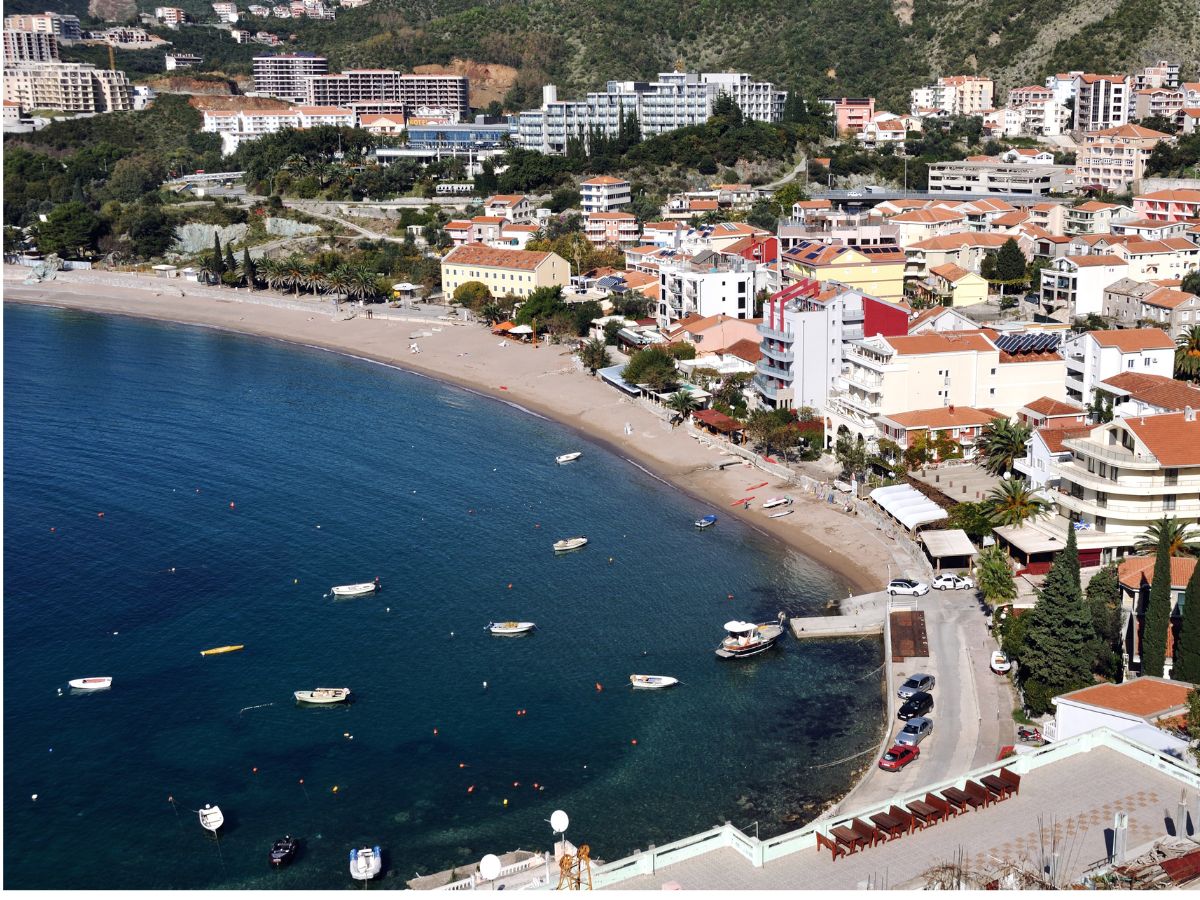 Spiaggia Rafailovici un'ampia distesa di sabbia bianca e acqua cristallina